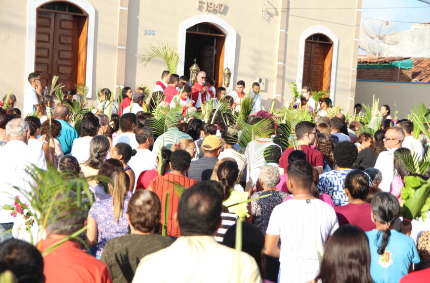  Um expressivo número de católicos participa da procissão de ramos em Várzea Alegre.