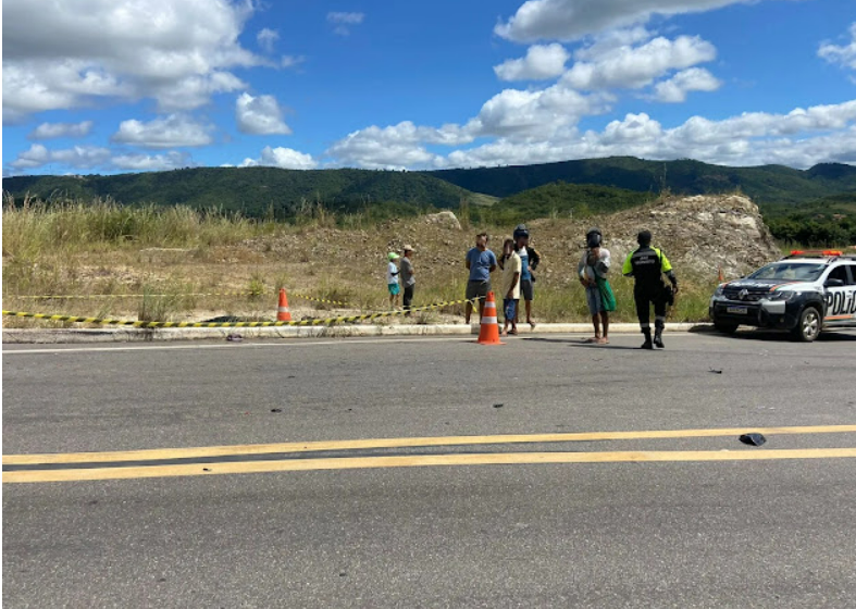  Colisão entre carro e moto termina com vendedor morto.