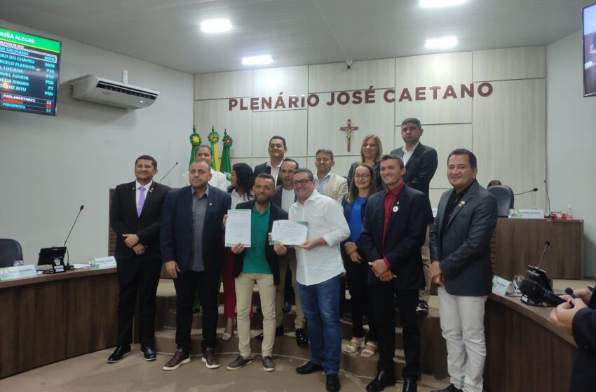  Dr. Pedro Aquino recebe moção de aplausos das mãos do vereador Maiko do Chapéu