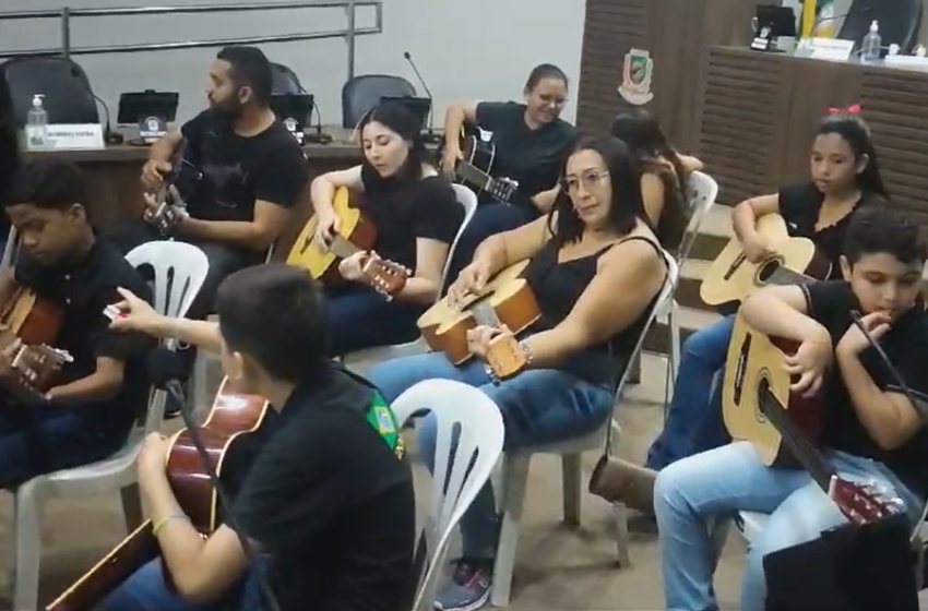  Professor Romildo faz apresentação em evento na câmara de vereadores.