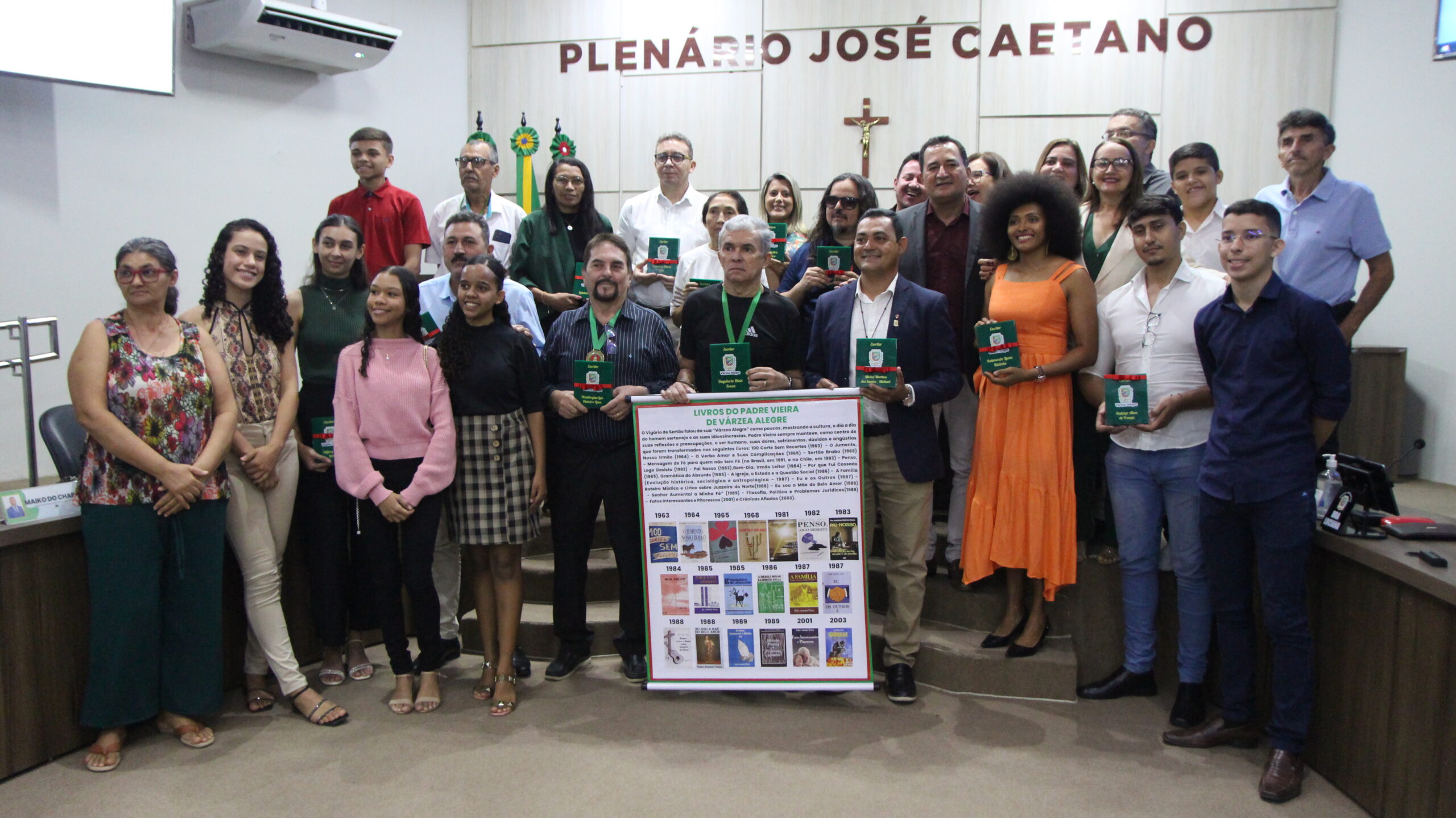  Sessão solene homenageia escritores e escritoras varzealegrenses.