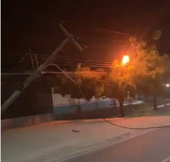  Caminhão arrasta fio e deixa poste de eletricidade tombado.