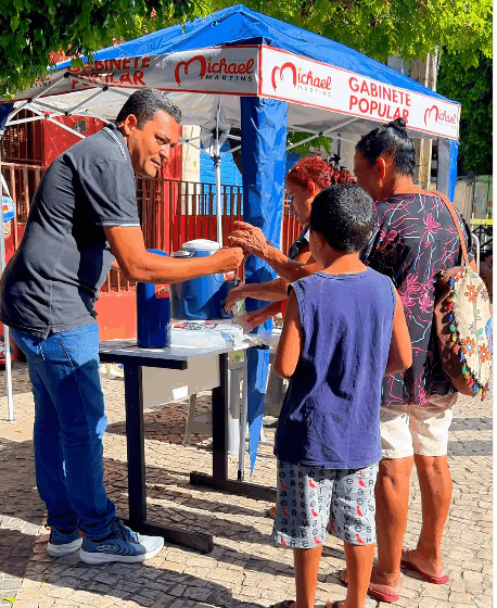  Gabinete popular é lançado em praça pública.