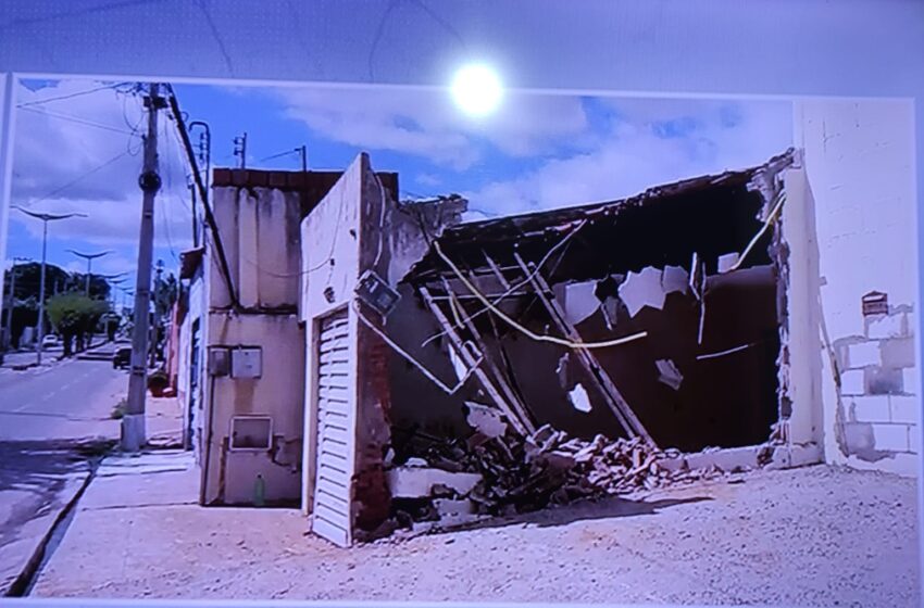  Jovem de 20 anos morre após perder controle de veículo e bater em muro.