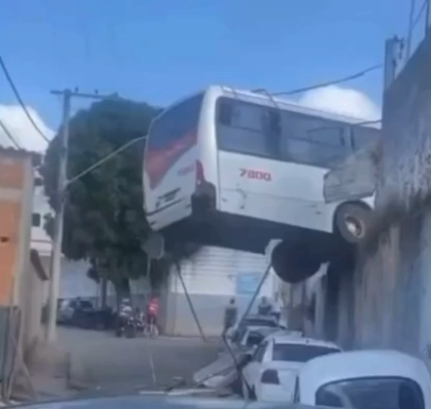  Ônibus fica pendurado em muro após condutor passar mal