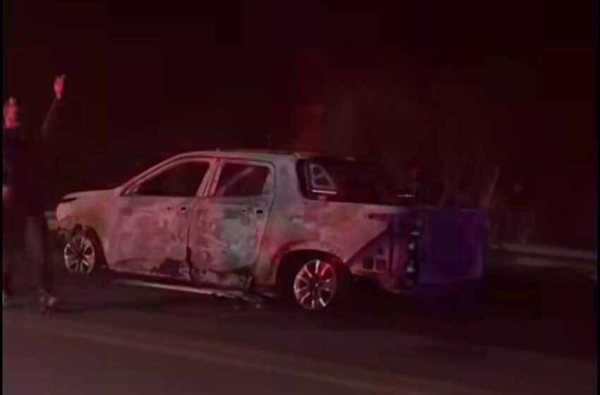  Iguatu – carro pega fogo é destruído por total, ocupantes saem ilesos.