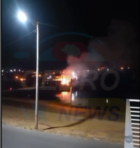  Incêndio levanta grande cortina de fumaça e labaredas intensas.