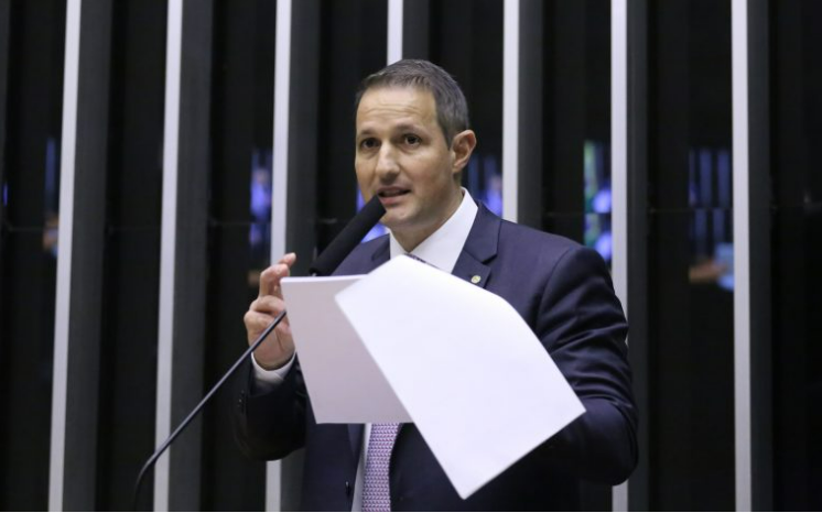  Câmara aprova texto-base do Projeto Antifacção em meio a impasse com governistas