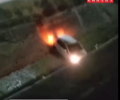  Mulher perde controle de carro e cai dentro de canal.