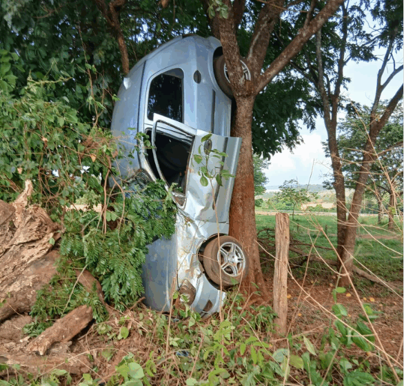  Um acidente impressiona pela posição que fica o veículo envolvido.