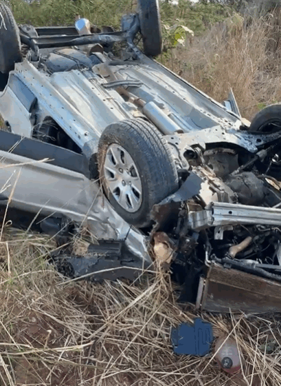  Mulher perde controle de veículo e capota