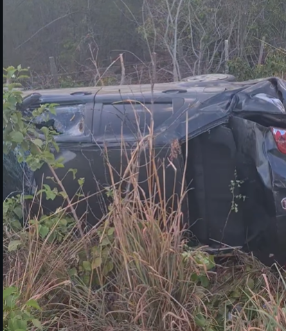  Condutor capota veículo em curva acentuada da CE 153.