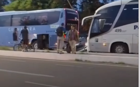  Frenagem brusca provoca acidente com engavetamento, deixando carro destruído.