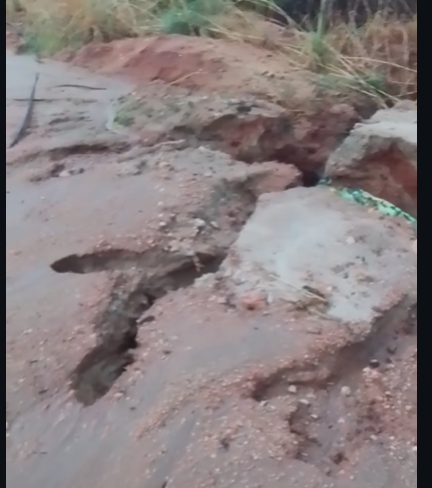  Estrada vicinal e chuva combinação que termina em problema.