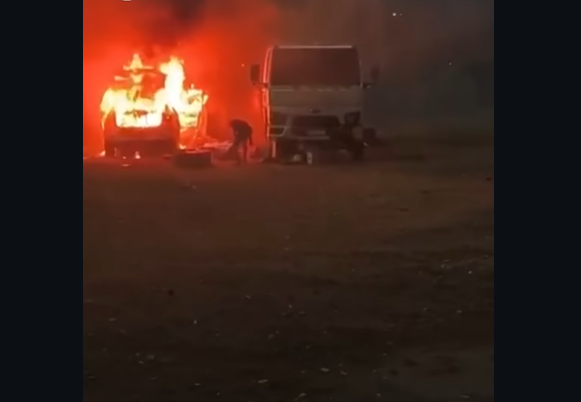  Carro pega fogo após explosão de fogo de artifícios.