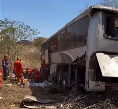  Chega a 16 o número de mortos do acidente com ônibus de romeiros.